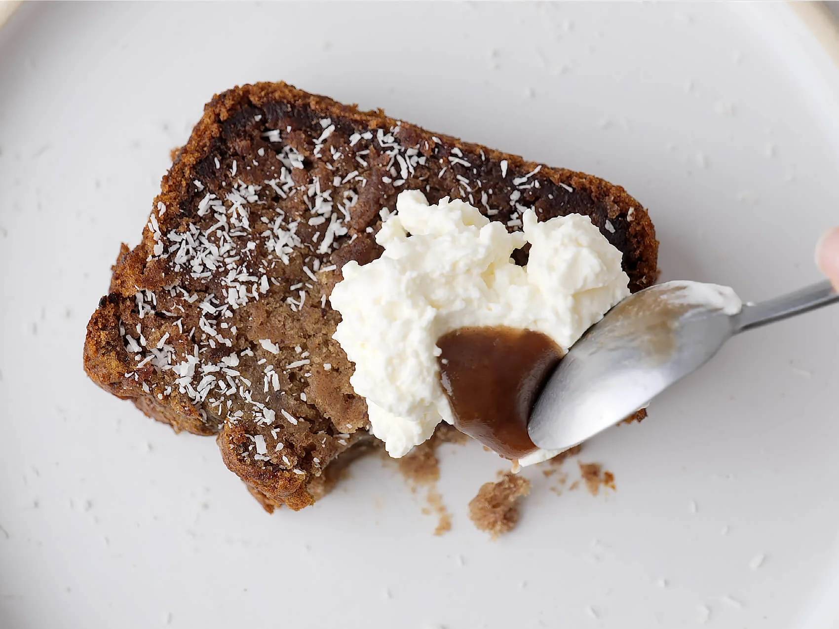 Gâteau à la crème fraîche et aux dattes